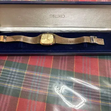 SEIKO 골드 스퀘어 페이스 손목시계