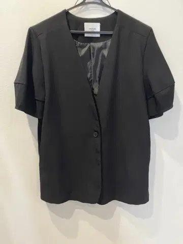 saaage boutique 퍼프 슬리브 노카라 자켓