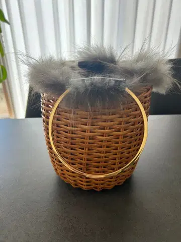라탄 소재 퍼 달린 바스켓백