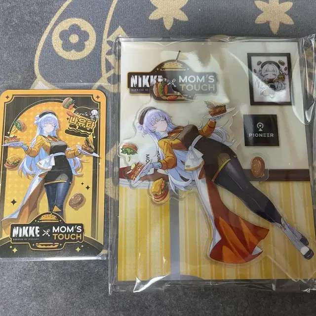 니케 맘스터치 나유타 포카+아크릴 스탠드 디오라마 포토카드
