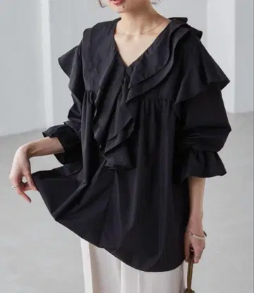 새상품 라난 빅 칼라 프릴 블라우스 블랙 L