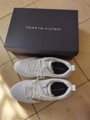 TOMMY HILFIGER 화이트 스니커즈
