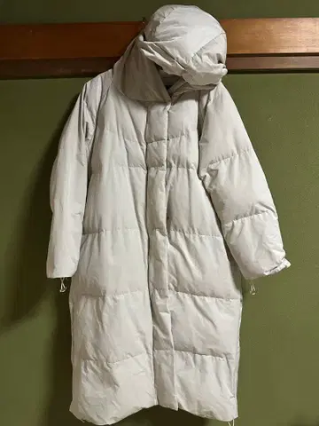 화이트 후드 부착 롱 코트