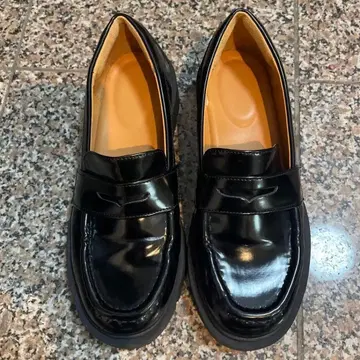 UNIQLOC 블랙 에나멜 로퍼 유니클로 씨 24cm