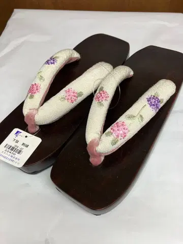 꽃무늬 자수 일본 나막신 23~24.5cm