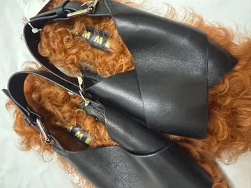 택 포함 새상품 레메 REMME 23.5cm 블랙 가죽 퍼 샌들