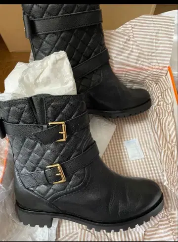 KATE SPADE 블랙 가죽 엔지니어 부츠 퀼팅 디자인