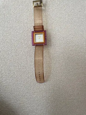 보라색 사각형 시계