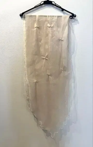 크림색 프릴 엣지 스톨 액세서리 포함