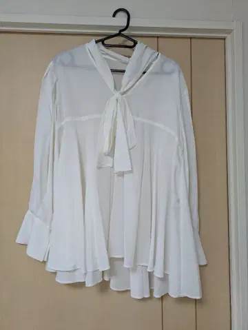 화이트 리본 포함 긴팔 블라우스 SNIDEL 스나이델