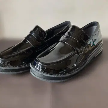 도리체 에나멜 블랙 로퍼