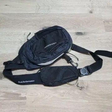 Peak Performance 바디백 블랙