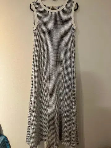 SEAGREEN 슬리브리스 원피스 화이트와 네이비 체크 무늬