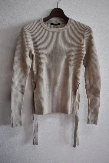 B02622 EMODA 사이드 스트링 니트 탑