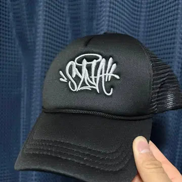 블랙 자수 로고 트래커 캡