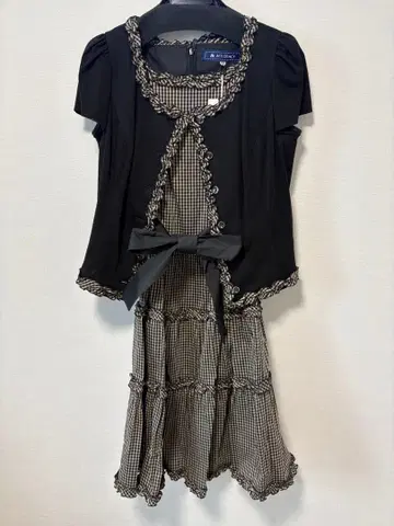 [ 새상품 ] M's 그레이시 블랙 체크 반팔 무릎 기장 원피스