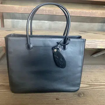 미사용 마가렛 호웰 블랙 가죽 핸드백