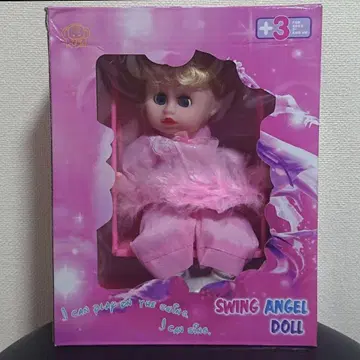 그네를 탄 인형 빛나는 움직이는 음악이 울리는