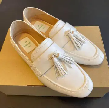 엔드 채팅 가죽 태슬 로퍼 화이트