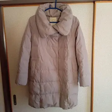 베이지 다운 자켓 후드 부착