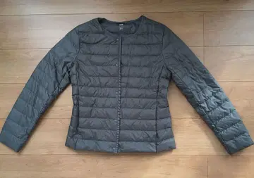 유니클로 그레이 다운 자켓 M 사이즈 버튼 포함