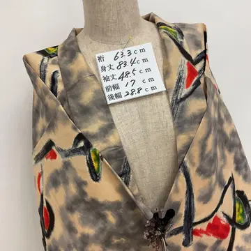 앤티크 명선 기하학 패턴이 참신한 겉옷