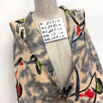 앤티크 명선 기하학 패턴이 참신한 겉옷