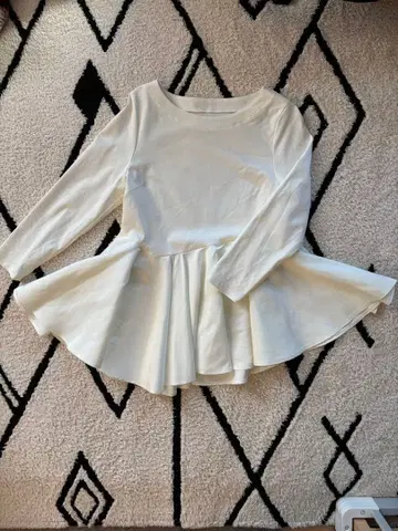 em. 엠도트 페플럼 티셔츠 새상품급 emdot