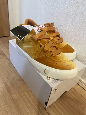 Jordan Series 01 골드 스니커즈