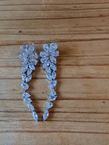 리프 모티브 크리스탈 귀걸이