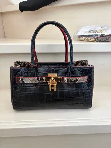 COCOCELUX GOLD 소가죽 악어 엠보싱 핸드백