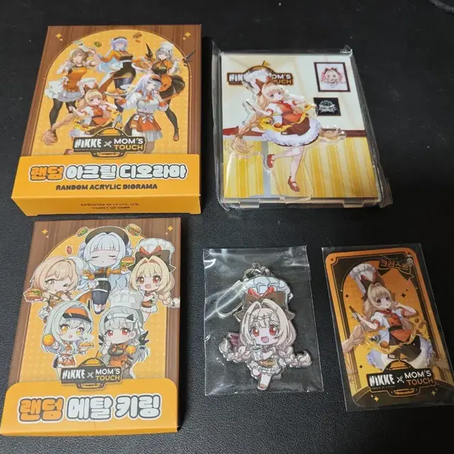 니케 맘스터치 크러스트 아크릴 스탠드 디오라마, 메탈 키링, 포토카드