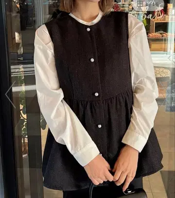 새상품 JUNOAH 버튼 포함 블랙 상의