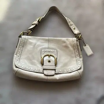 버클 포함 화이트 숄더백