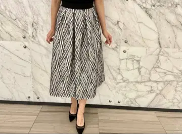 M-premierBLACK 컷 자카드 플레어 스커트 36 S 그레이 블랙