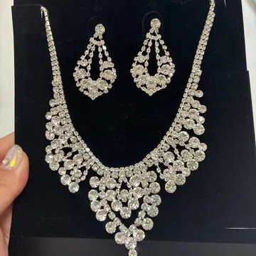 크리스탈 목걸이와 귀찌 세트