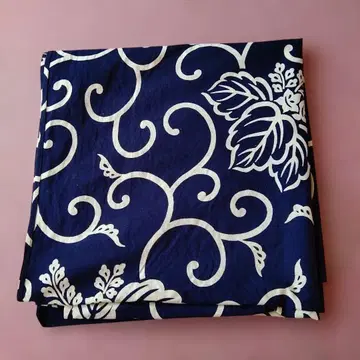 네이비 꽃무늬 보자기 대형 면100% 사이즈 125cm. 중고품입니다.