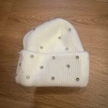 비쥬 포함 화이트 니트 모자