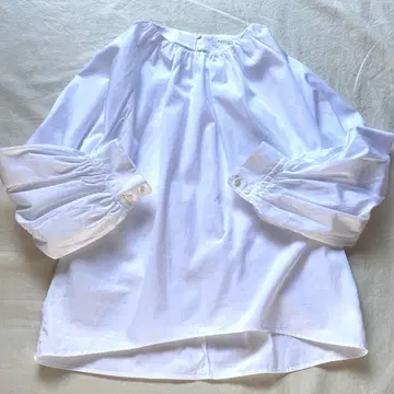 맥피 투모로우랜드 개더 퍼프 슬리브 블라우스