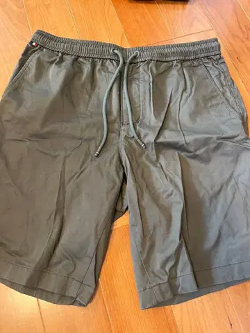 올리브 그린 숏팬츠