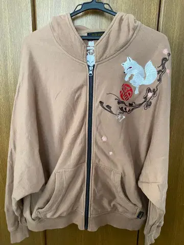 [ KON-JAKU ] 콘자쿠 여우와 나비 자수 귀 달린 후드티