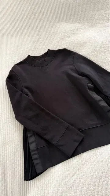 블랙 플리츠 사이드 맨투맨