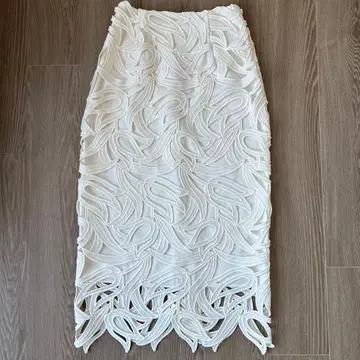 CELFORD 자수 디자인 화이트 타이트 스커트