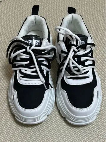 블랙/화이트 스니커즈