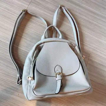 그레이 플랩 백팩