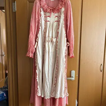 핑크하우스 빨간색과 화이트 체크 무늬 프릴 카라 원피스