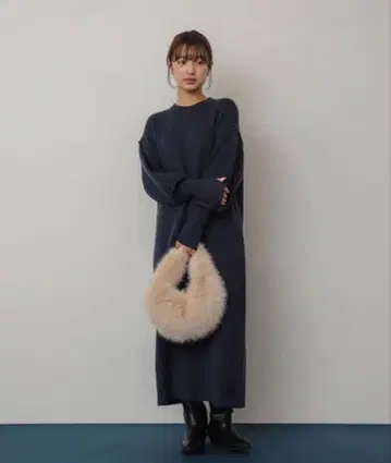 SENSE OF PLACE 센터 심 썸홀 니트 원피스 블랙