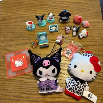 산리오 헬로키티와 캐릭터 봉제 인형 세트