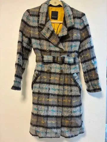 체크 무늬 더블 브레스트 코트 벨트 포함