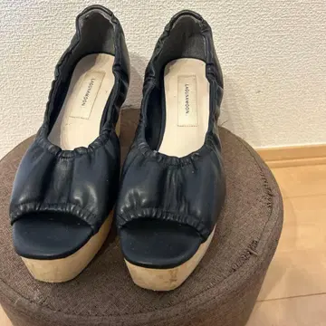 러그나무 문 블랙 가죽 오픈토 샌들